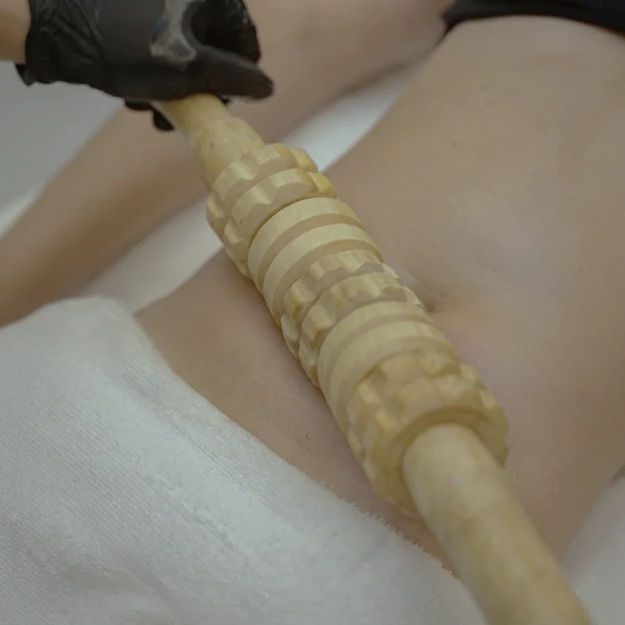 Massage de drainage lymphatique au rouleau de bois