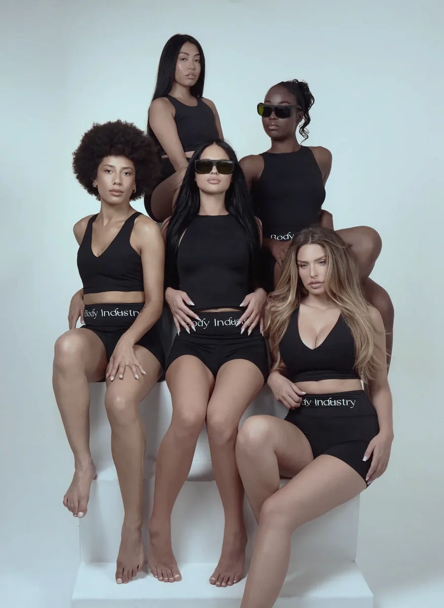 Groupe de femmes en tenue noire dans un studio Body Industry